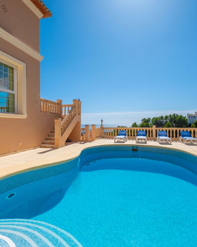 La Perla: L'Eau, Ciel, Bâtiment, Piscine, Bleu Azur, Fenêtre, Plante, Ombre, Mobilier De Jardin, Loisir