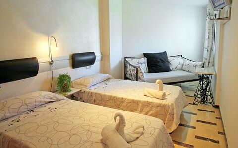 Altea 210: Chambre, Pièce, Meubles, Lit, Propriété, Design Intérieur, Drap De Lit, Cadre De Lit, Mur, Literie