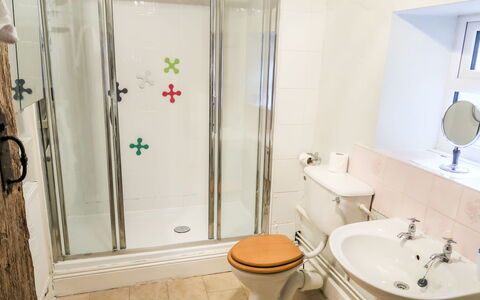 Moonfleat Cottage: Évier, Luminaire Plomberie, Propriété, Lavabo, Robinet, Miroir, Porte De Douche, Siège De Toilette, Salle De Bains, Toilette