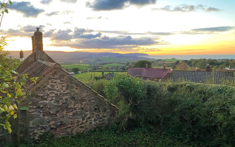 Moonfleat Cottage: Nuage, Ciel, Plante, Écorégion, Paysage Naturel, Bâtiment, Montagnes, Herbe, Arbre, Cumulus