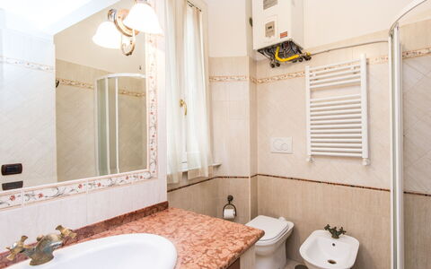Domus Fori: Salle De Bains, Propriété, Pièce, Design Intérieur, Mur, Armoire De Toilette, Immobilier, Bâtiment, Maison, Robinet