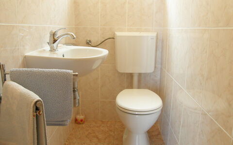 Anderson: Salle De Bains, Toilette, Siège De Toilette, Propriété, Mur, Luminaire Plomberie, Robinet, Tuile, Accessoire Salle De Bain, Céramique