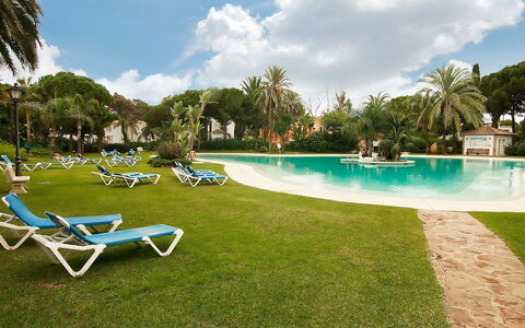 El Presidente: Piscine, Propriété, Recours, Herbe, Loisir, Ciel, Balancelle, Mobilier De Jardin, Pelouse, Immobilier