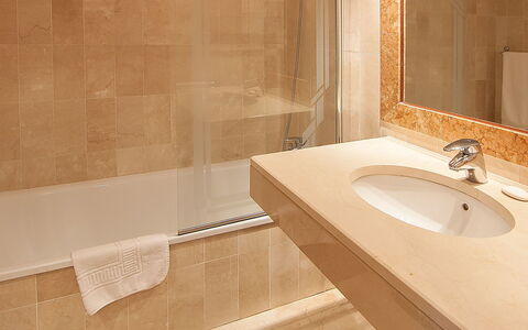 El Presidente: Salle De Bains, Tuile, Propriété, Robinet, Sol, Mur, Pièce, Évier, Luminaire Plomberie, Lavabo