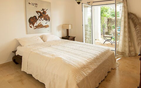 El Presidente: Chambre, Lit, Meubles, Drap De Lit, Literie, Pièce, Matelas, Cadre De Lit, Propriété, Design Intérieur