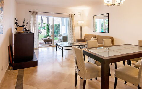 El Presidente: Pièce, Meubles, Propriété, Salle À Manger, Design Intérieur, Sol, Table, Bâtiment, Immobilier, Plafond