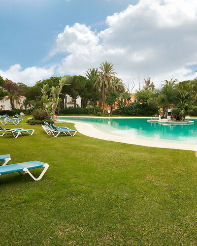 El Presidente: Piscine, Propriété, Recours, Herbe, Loisir, Ciel, Balancelle, Mobilier De Jardin, Pelouse, Immobilier