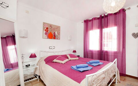 Isis: Chambre, Lit, Meubles, Pièce, Propriété, Rose, Drap De Lit, Design Intérieur, Cadre De Lit, Literie