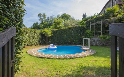 Il Vecchio Ospitale: L'Eau, Ciel, Plante, Nuage, Bâtiment, Arbre, Lot Terre, Ombre, Herbe, Piscine