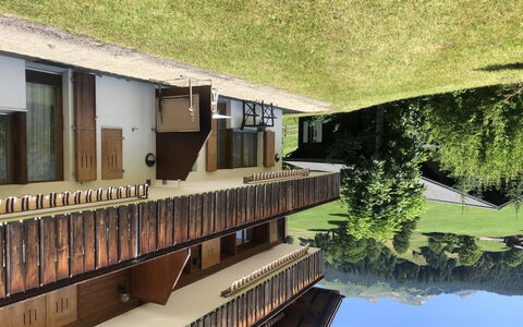Chalet Sunneblick: Bâtiment, Jour, Propriété, Plante, Fenêtre, Maison, L'Eau, Architecture, Design Urbain, Ligne