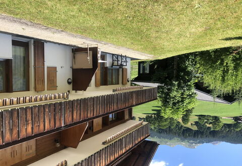 Chalet Sunneblick: Bâtiment, Jour, Propriété, Plante, Fenêtre, Maison, L'Eau, Architecture, Design Urbain, Ligne