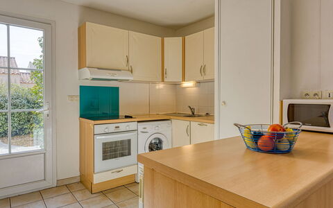 Les Grandes Bleues 3: Cabinetry, Comptoir, Meubles, Bâtiment, Fenêtre, Appareil De Cuisine, Cuisinière, Cuisine, Bois, Électroménager