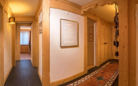 Les Silenes: Bâtiment, Porte, Bois, Salle, Design Intérieur, Sol, Sol, Immobilier, Plafond