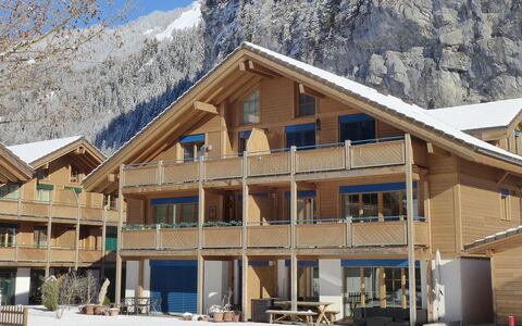 Staubbach: Montagne, Neige, Fenêtre, Ciel, Bois, Bâtiment, Pente, Arbre, Ombre, Toit