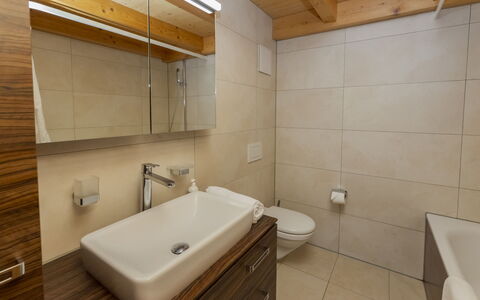 Staubbach: Sol, Lavabo, Luminaire Plomberie, Design Intérieur, Évier, Bois, Sol, Salle De Bains, Robinet, Plomberie