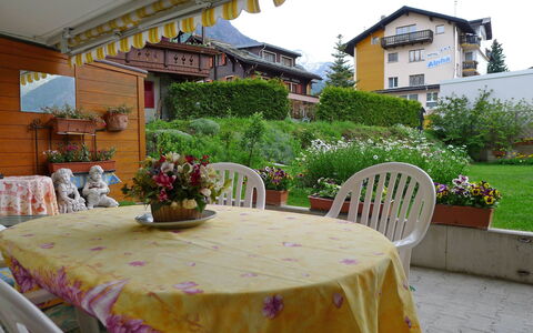 Sierra Vista: Nappe De Table, Propriété, Pièce, Linge, Maison, Meubles, Table, Textile, Bâtiment, Arbre