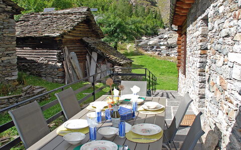 Rustico Dell'Orino: Propriété, Bâtiment, Maison, Pièce, Arbre, Arrière-Cour, Chalet, Cour, Paysage, Table