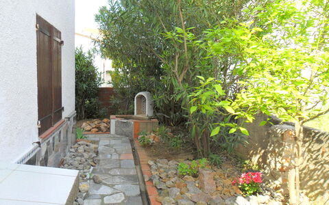 Josiane: Plante, Bâtiment, Végétation, Maison, Surface De La Route, Herbe, Chalet, Arbre, Paysage, Couverture De Sol