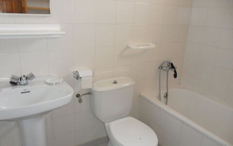 Josiane: Salle De Bains, Propriété, Robinet, Siège De Toilette, Pièce, Mur, Luminaire Plomberie, Tuile, Lavabo, Toilette