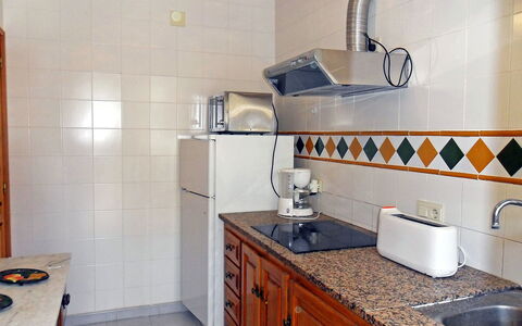 Josiane: Comptoir, Pièce, Propriété, Tuile, Cuisine, Cabinetry, Meubles, Design Intérieur, Évier, Sol