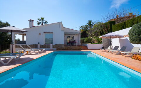 El Olivo: L'Eau, Ciel, Plante, Propriété, Piscine, Nuage, Bleu Azur, Chaise, Bâtiment, Balancelle