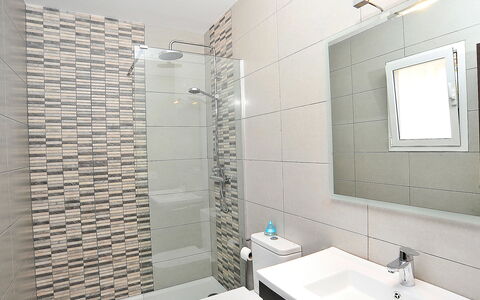El Olivo: Miroir, Robinet, Évier, Luminaire Plomberie, Propriété, Salle De Bains, Tete De Douche, Lavabo, Éclairage