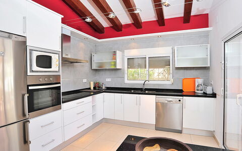 El Olivo: Cabinetry, Comptoir, Propriété, Meubles, Cuisinière, Appareil De Cuisine, Cuisine, Évier, Électroménager, Bois