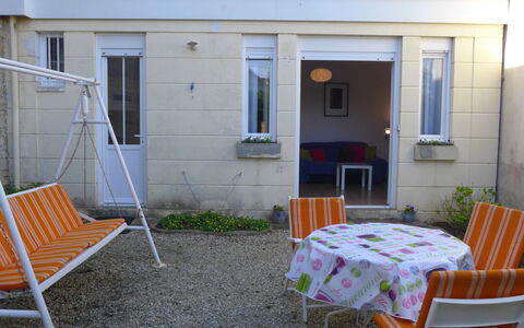 Villa Sandret: Bâtiment, Meubles, Fenêtre, Propriété, Plante, Porte, Ombre, Chaise, Mobilier De Jardin, Bois