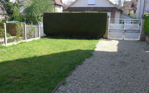 Villa Sandret: Plante, Ciel, Bâtiment, Arbre, Surface De La Route, Maison, Lot Terre, Herbe, Ombre, Chalet