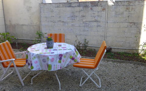 Villa Sandret: Plante, Meubles, Table, Propriété, Chaise, Bâtiment, Tableau De Plein Air, Nappe De Table, Mobilier De Jardin, Pot De Fleur