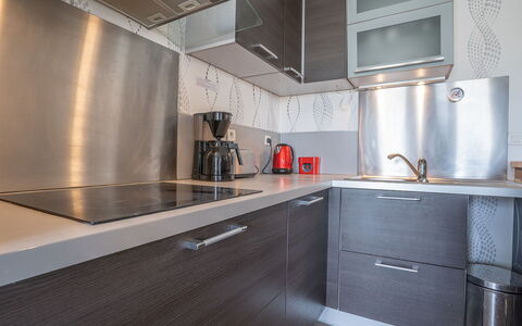 Le Régent: Robinet, Cabinetry, Comptoir, Evier, Évier, Propriété, Luminaire Plomberie, Cuisine, Cuisinière, Appareil De Cuisine