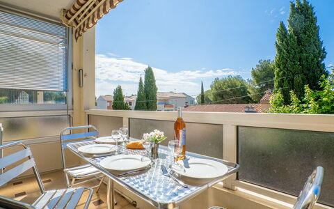 Le Paradou: Ciel, Table, Propriété, Meubles, Vaisselle, Bâtiment, Chaise, Nuage, Ombre, Mobilier De Jardin