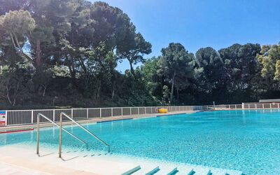 Six Fours la Coudoulière 210: Piscine, Arbre, Recours, Composite, Thermes, Loisir, Ombre, Ville Resort, Clôture
