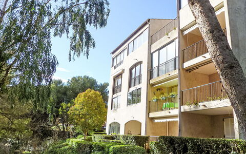 Six Fours la Coudoulière 220: Porche, Balcon, Domicile, Balustre, Balustrade, Clôture, Villa, Mobilier De Jardin, Tache De Bois, Eco Hôtel