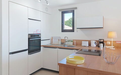 Six Fours la Coudoulière 220: Cuisine, Appareil De Cuisine, Comptoir, Design Intérieur, Sol, Meubles, Principaux Appliance, Cabinetry, Bois, Électroménager