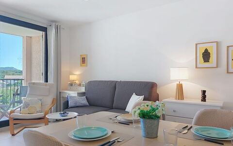 Six Fours la Coudoulière 220: Meubles, Design Intérieur, Sol, Pièce, Domicile, Plafond, Éclairage, Chaise, Table, Sol