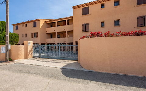Clos Etienne: Zone Résidentielle, Façade, Architecture, Appartement, Établissements Humains, Biens, Ombre, Balcon, Villa