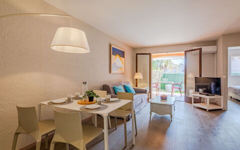 Clos Etienne: Design Intérieur, Appartement, Plafond, Chaise, Tache De Bois, Table Cuisine Et Salle A Manger, Hôtel, Salon, Recours