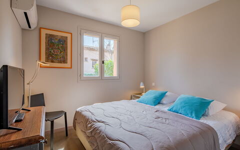 Clos Etienne: Lit, Meubles, Chambre, Design Intérieur, Literie, Drap De Lit, Mur, Bois, Plafond, Pièce