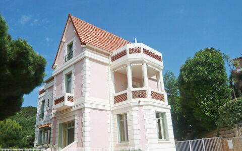 Cavalaire 151: Ciel, Plante, Bâtiment, Fenêtre, Arbre, Maison, Escaliers, Zone Résidentielle, Quartier, Façade