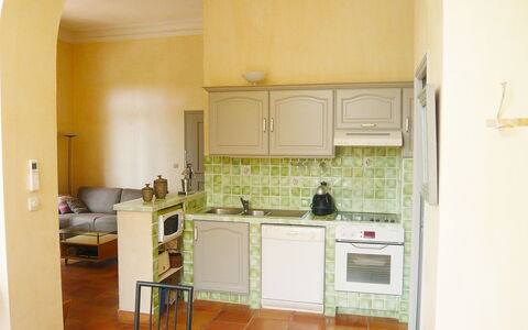 Cavalaire 151: Propriété, Pièce, Cuisine, Meubles, Cabinetry, Bâtiment, Jaune, Maison, Sol, Design Intérieur