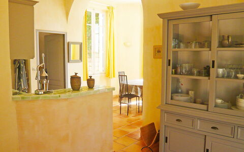 Cavalaire 151: Pièce, Jaune, Propriété, Meubles, Design Intérieur, Sol, Bâtiment, Comptoir, Cabinetry, Salle De Bains