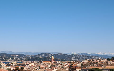 Le Pilon: Ciel, Nuage, Bleu Azur, Infrastructure, Bâtiment, Arbre, Quartier, Montagne, Design Urbain, Zone Résidentielle