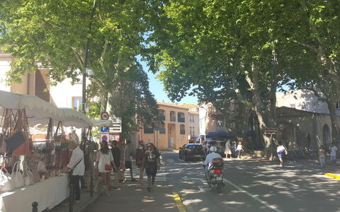 Le Pilon: Quartier, Ville, Route, Voie, Rue, Arbre, Espace Public, Établissements Humains, Zone Urbaine