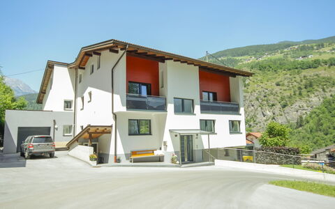 Urgbach Apart: Ciel, Bâtiment, Plante, Propriété, Fenêtre, Arbre, Maison, Lot Terre, Asphalte