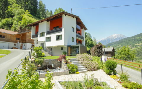 Urgbach Apart: Ciel, Plante, Bâtiment, Propriété, Fenêtre, Arbre, Pente, Lot Terre, Maison, Design Urbain