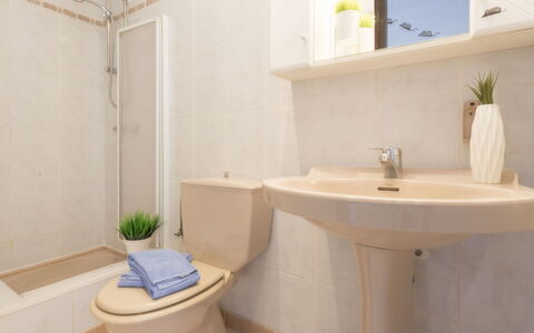 Porto Fino: Miroir, Luminaire Plomberie, Plante, Propriété, Photographier, Évier, Robinet, Violet, Lavabo, Salle De Bains
