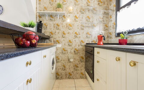Porto Fino: Cabinetry, Propriété, Fenêtre, Tiroir, Bois, Design Intérieur, Éclairage, Comptoir, Orange, Cuisine