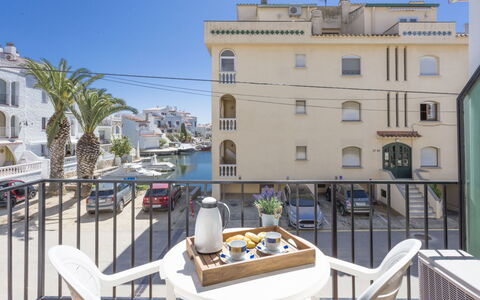 Porto Fino: Ciel, Propriété, Jour, Fenêtre, Bâtiment, Bleu Azur, Design Urbain, Mobilier De Jardin, Ombre, Voiture