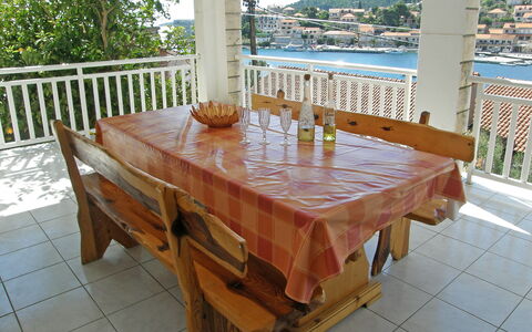 Repak: L'Eau, Propriété, Table, Meubles, Bois, Design Intérieur, Mobilier De Jardin, Sol, Chaise, Tache De Bois